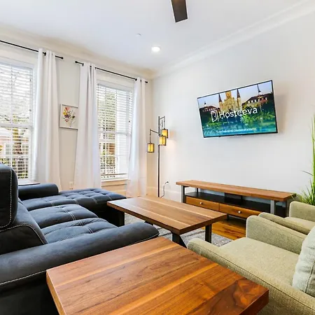 Hosteeva Chic 4 Bedroom Condo With High-End Upgrades Pool & Perfect Location